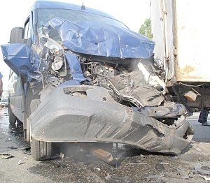 В Севастополе в столкновении двух грузовиков пострадал человек