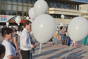 Участники акции против абортов в Столице Крыма отпустили в небо белые шары