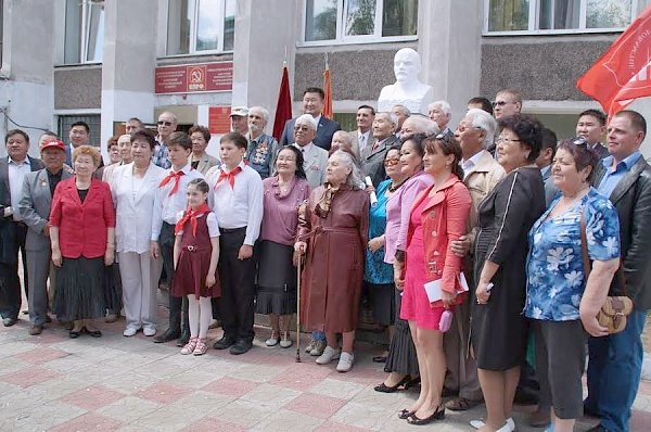 В столице Бурятии – городе Улан-Удэ торжественно открыт бюст В.И. Ленина
