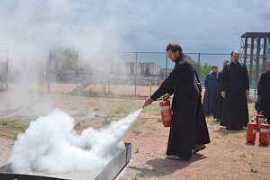 Крымских священников научили «пожарному биатлону»