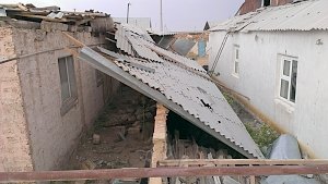 На востоке Крыма ветер снес крыши девяти сельских домов