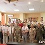Керченским учащимся народное ополчение Крыма подарило тельняшки и военные ботинки