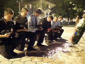 В память о погибших в годы Великой Отечественной войны полицейские Севастополя зажгли свечи