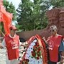 Республика Калмыкия. В День памяти и скорби коммунисты Элисты возложили цветы и венок к Вечному огню на мемориале Павших Героев