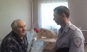 Сакского ветерана ВОВ и ОВД поздравили с 87-летием