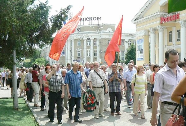Курганские коммунисты приняли участие в мероприятиях в День памяти и скорби