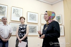 На выставке в Столице Крыма представили картины из керамики и декоративные блюда