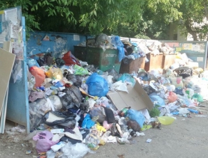 Москольцо в Столице Крыма утопает в мусоре