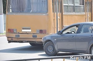 В Керчи столкнулись иномарка и автобус