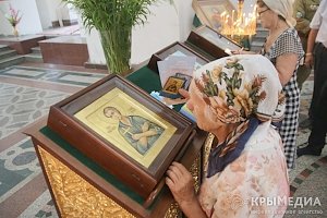 В Симферополь прибыли иконы с мощами Андрея Первозванного и Николая Чудотворца