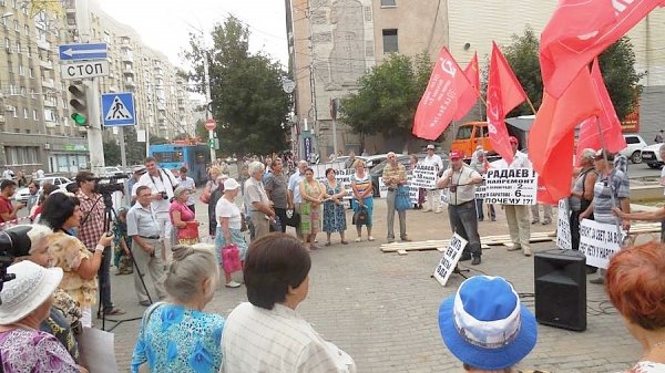 «Прекратить геноцид саратовцев!». Коммунисты провели в Саратове общегородскую акцию протеста