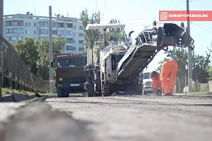 В Керчи ремонтируют дорогу возле городской больницы
