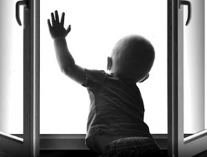 В Севастополе ребёнок выпал из окна