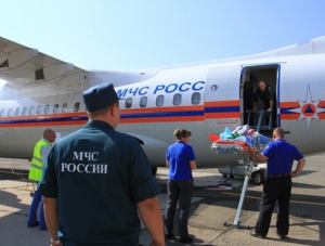 Спецборт МЧС доставил в столицу на лечение троих тяжелобольных крымчан