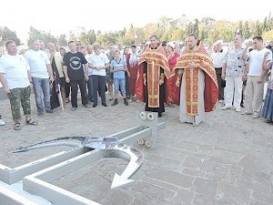 На дне моря у берегов Севастополя установили поклонный крест