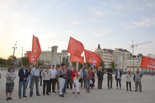 Не забудем, не простим! Митинг астраханских коммунистов в память о погибших защитниках Конституции и народовластия