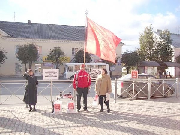Коммунисты Ленинградской области почтили память защитников советской Конституции