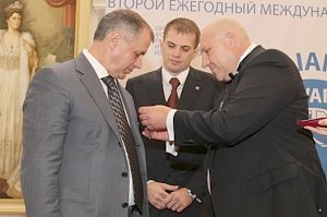 Владимир Константинов стал лауреатом премии «Миротворец» и обладателем Золотого ордена «Pax Tecum» («Мир с тобой»)
