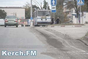 В Керчи в районе остановки АТП снова снимают часть дороги возле бордюров