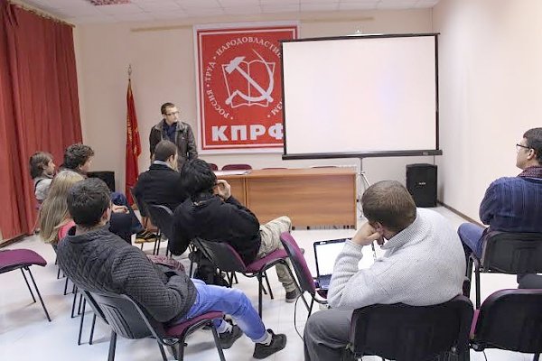 Белгородские комсомольцы продолжают цикл дискуссионных клубов, посвященных «Чёрному октябрю» 1993 года