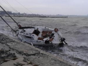 Во время шторма в Евпатории яхта разбилась о берег