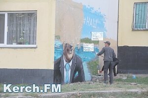 В Керчи неизвестные испортили ещё два граффити Путина