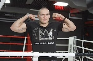 Крымчанин Усик остался лучшим боксером по версии WBO