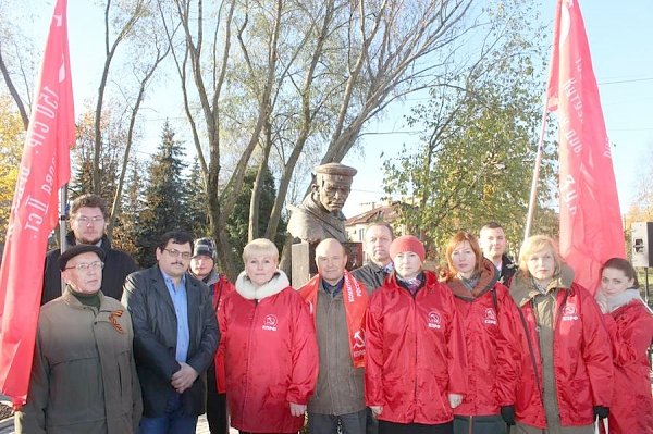 Новгородские коммунисты приняли участие в открытии памятника Герою Советского Союза Александру Панкратову