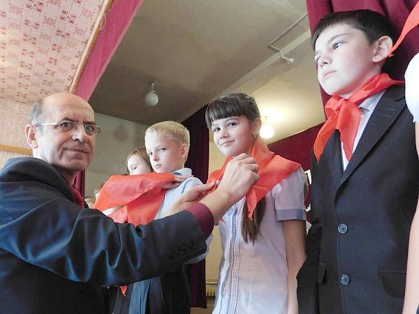 В День рождения ВЛКСМ комсомольцы и коммунисты Оренбуржья принимали детей в пионеры