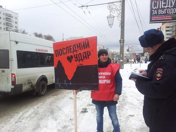 Комсомольцы Челябинска встали в одиночные пикеты против строительства Томинского ГОКа