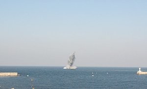 В Севастополе отбуксировали в море и взорвали авиабомбу весом 1,7 тонны