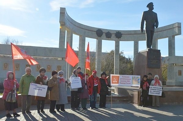 Республика Калмыкия. Коммунисты отметили 98-ую годовщину Октябрьской революции