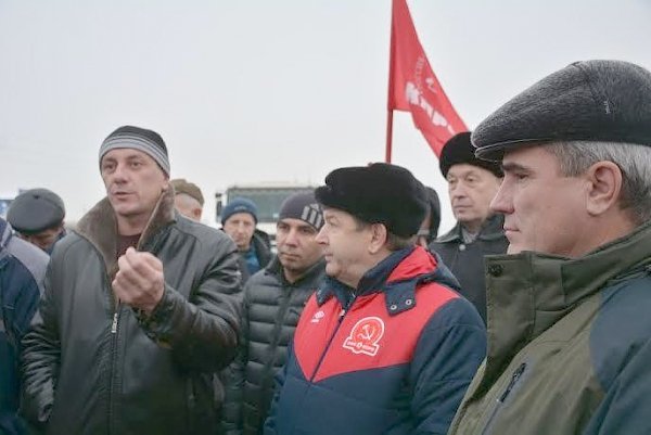 Красноярские дальнобойщики при поддержке КПРФ провели акцию протеста против преступной системы «Платон»