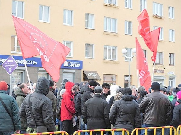 На митинге в Петрозаводске коммунисты и дальнобойщики потребовали отставки правительства и отмены «Платона»
