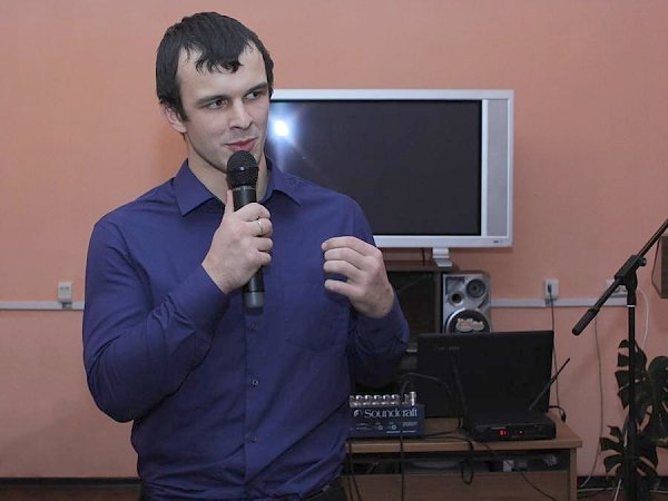 Красноярские комсомольцы провели творческий вечер и дебаты для граждан