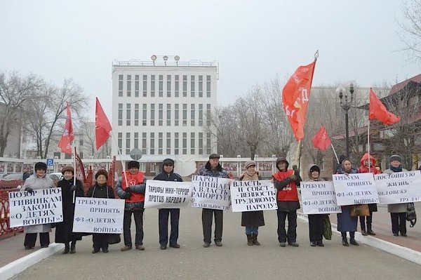 В столице Калмыкии городе Элисте прошёл пикет детей войны и коммунистов