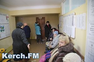 В Керчи пенсионеры и инвалиды занимают очередь в ЖЭК с 3 часов утра