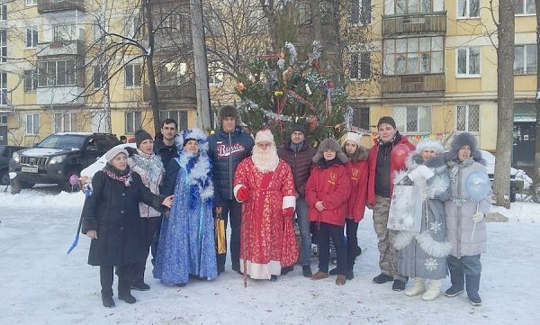 Самарские комсомольцы поздравили детей с Новым годом