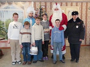 Полицейский Дед Мороз из патрульной службы полиции поздравил детей с праздником
