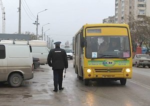 В Евпатории сотрудники ГИБДД проверяют безопасность пассажирского транспорта