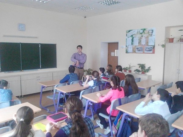 Астраханские комсомольцы проводят уроки в школах в рамках проекта «Знамя Победы»