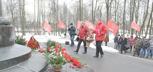 Коммунисты Иванова возложили цветы к памятнику М.В. Фрунзе
