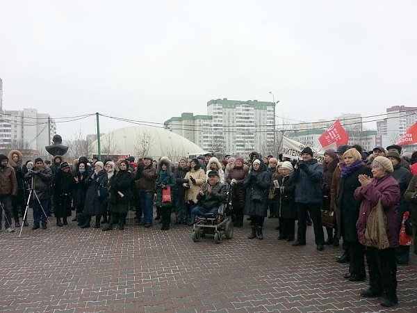 Москва. Жители «дома с трещиной» вышли на митинг в Жулебино