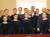 Сергей Аксёнов вручил коллективу хоровой капеллы «Школьные годы» путёвки в детский оздоровительный лагерь