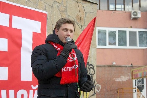 Свердловские коммунисты провели массовый митинг против точечной застройки в городе Екатеринбурге