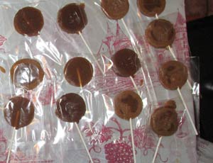 В Крыму «дамские угодники» украли 15 коробок конфет