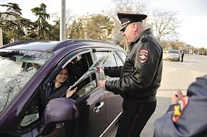 В Евпатории сотрудники ГИБДД цветами поздравили автоледи с 8 Марта