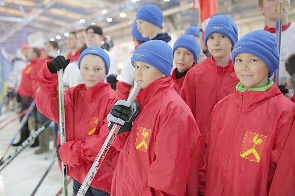 Челябинская область. Депутаты-коммунисты приняли участие в турнире по хоккею в валенках