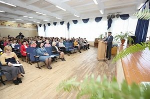 Вице-спикер крымского парламента Андрей Козенко провел «открытый урок» для симферопольских школьников