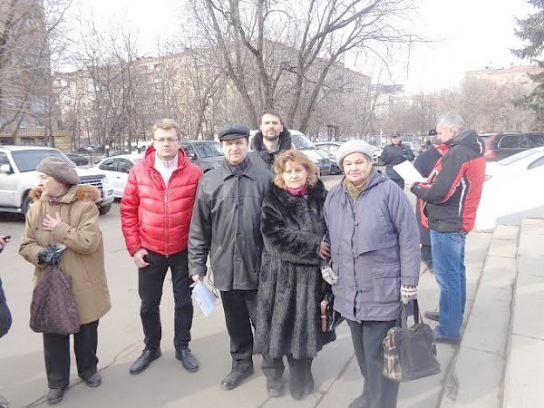 Москвичи и депутаты-коммунисты защищают старый столичный кинотеатр "Баку"